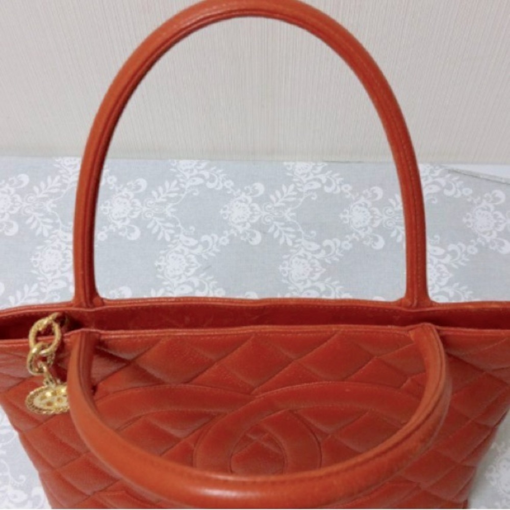 CHANEL Matelasse “RARE RED” Medallion Tote-CAVIAR Skin - comes with COA - Picture 10 of 12